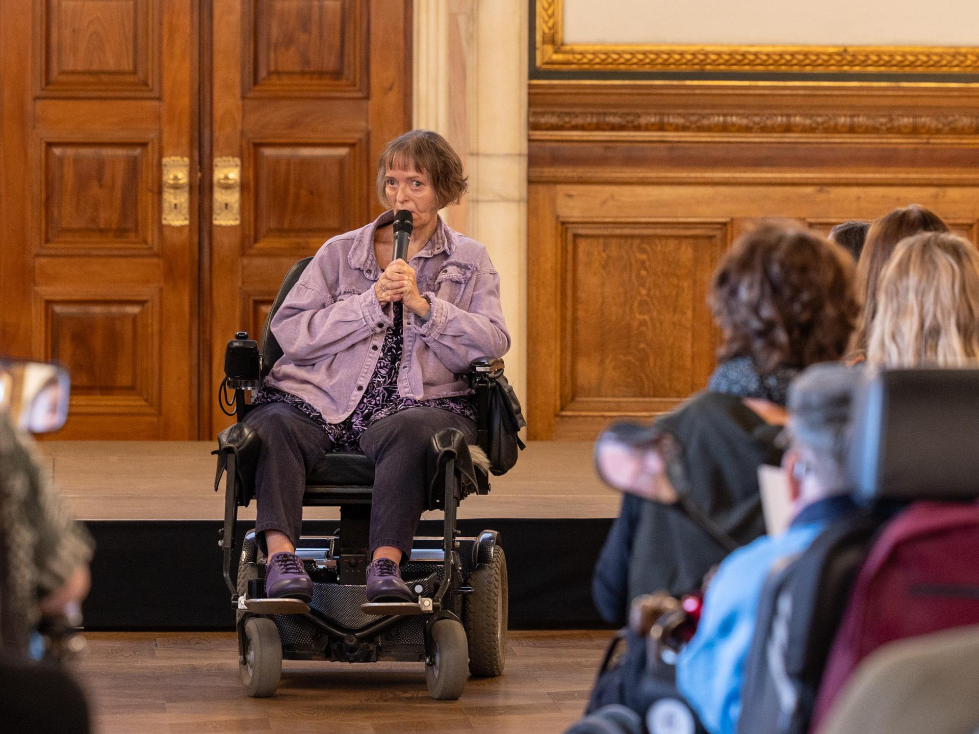 Billede af rådets forperson, Janne Sander, der taler ved Handicaprådets debatarrangement 2024