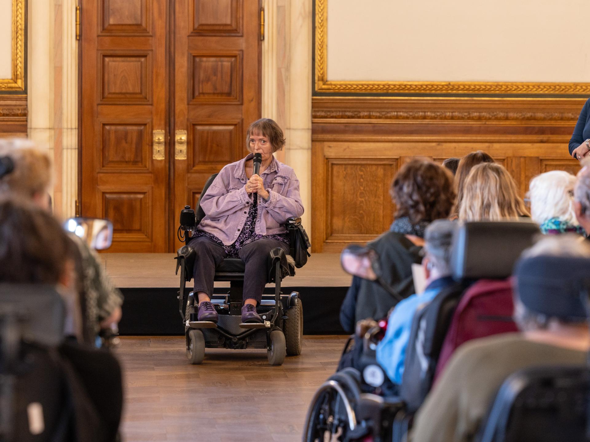 Billede af rådets forperson, Janne Sander, der taler ved Handicaprådets debatarrangement 2024